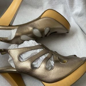 Xhilaration Sz 10 gold platform sandal
